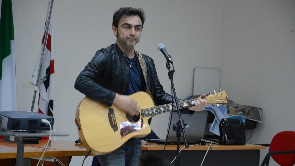 Ligabue canta la legalità ai ragazzi dell’Ipia