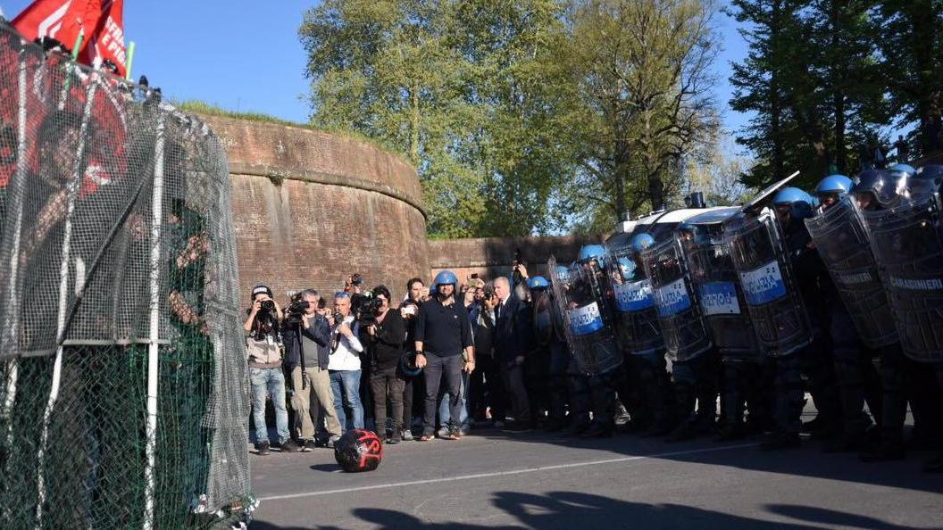 Anti G7, assalto alle Mura