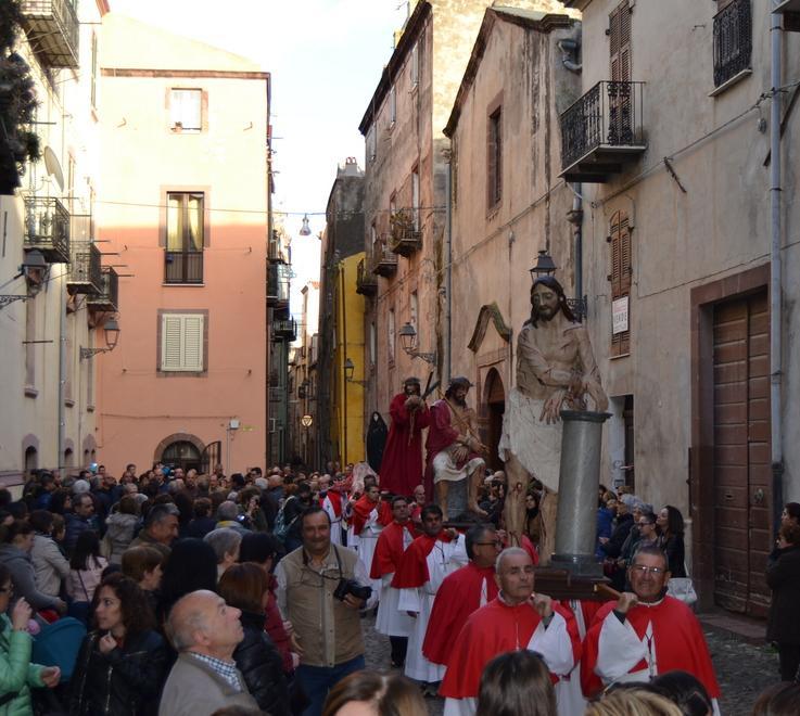 Nei vicoli del centro le antiche statue del 1600 