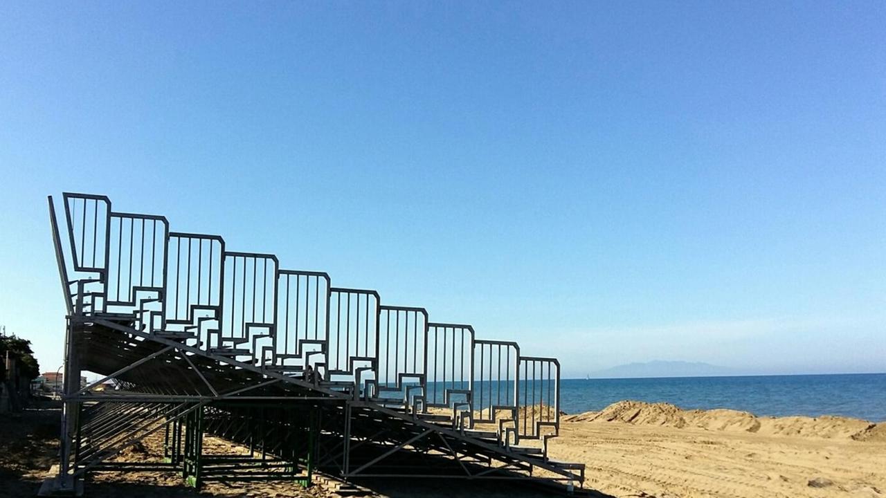 Lavori in spiaggia per la pista e il montaggio delle tribune