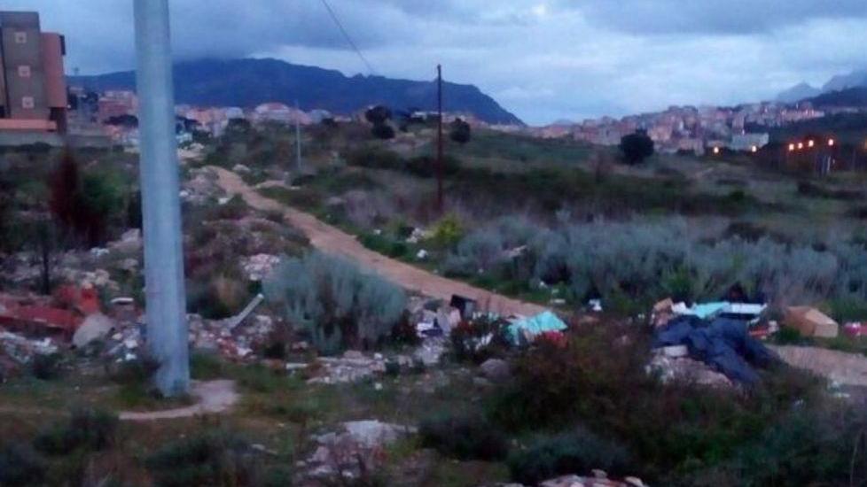 Una discarica abusiva di rifiuti