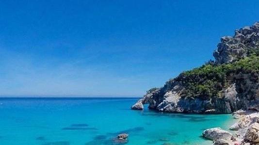 Cala Goloritzè, 6 euro per tuffarsi nel mare più blu dell’Ogliastra