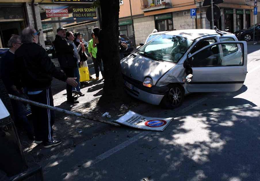 Scontro tra due automobili Un ferito col piede fratturato