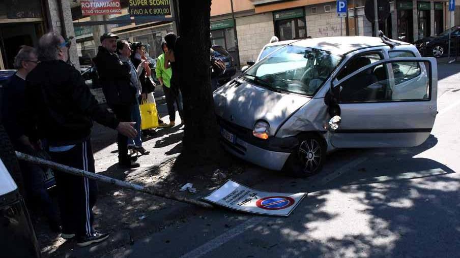 Scontro tra due automobili Un ferito col piede fratturato