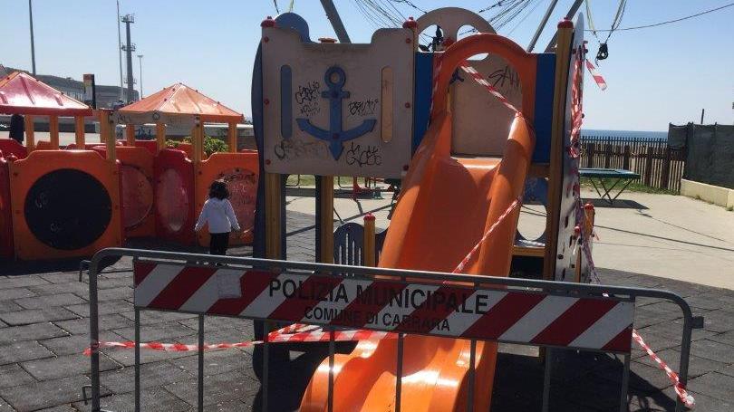 «Giochini al molo abbandonati al degrado»