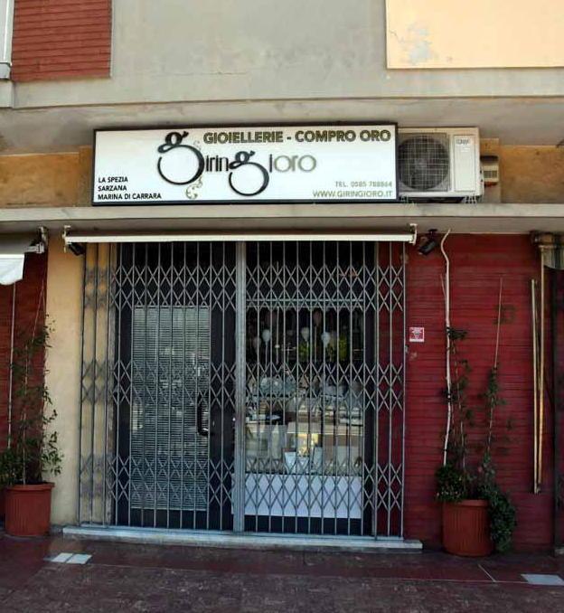 Pistola in pugno minaccia la commessa 