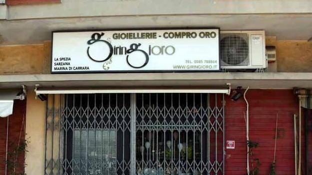 Pistola in pugno minaccia la commessa