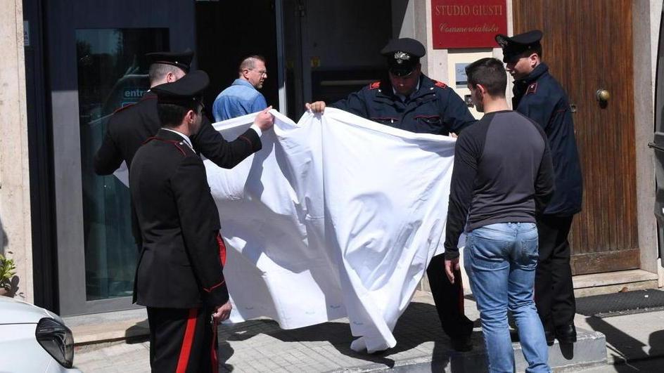 Una tragica rapina Muore il bandito con la svastica tatuata