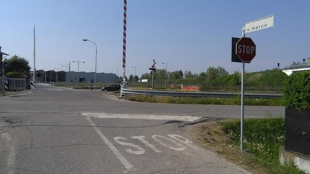Passaggio a livello “vietato” vivaci proteste in via San Marco