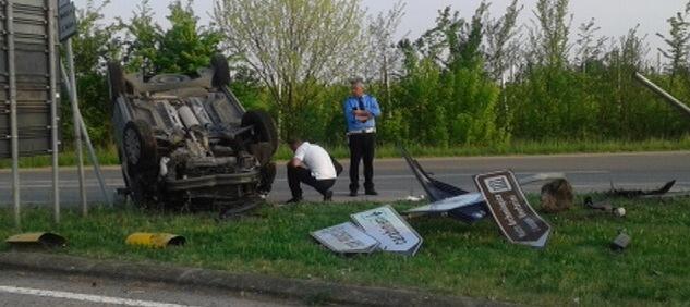 Si ribalta con l'auto sulla tangenziale Ferito un anziano di Massa 