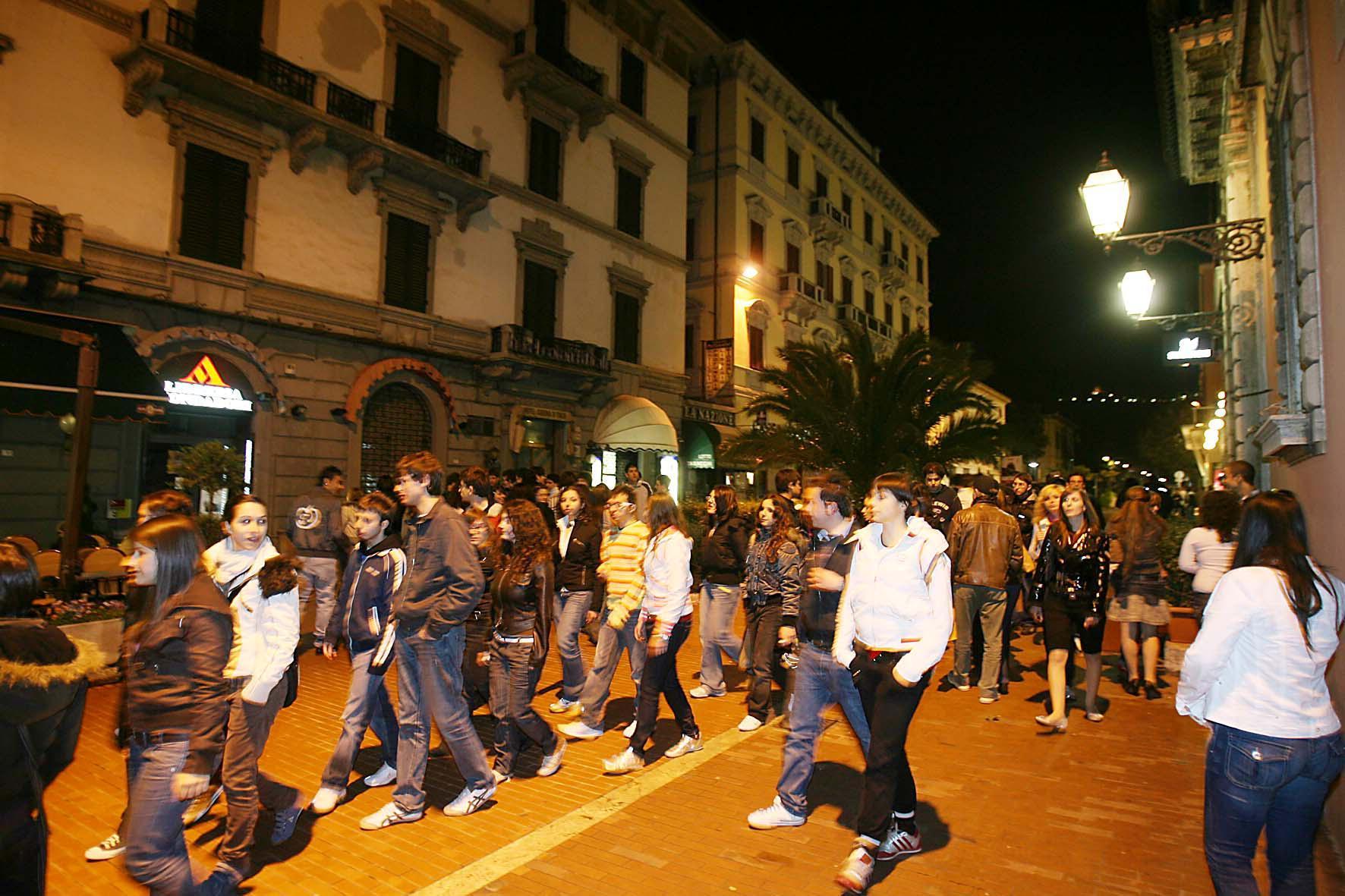 Studenti in gita a passeggio nel centro di Montecatini (Foto d'archivio)