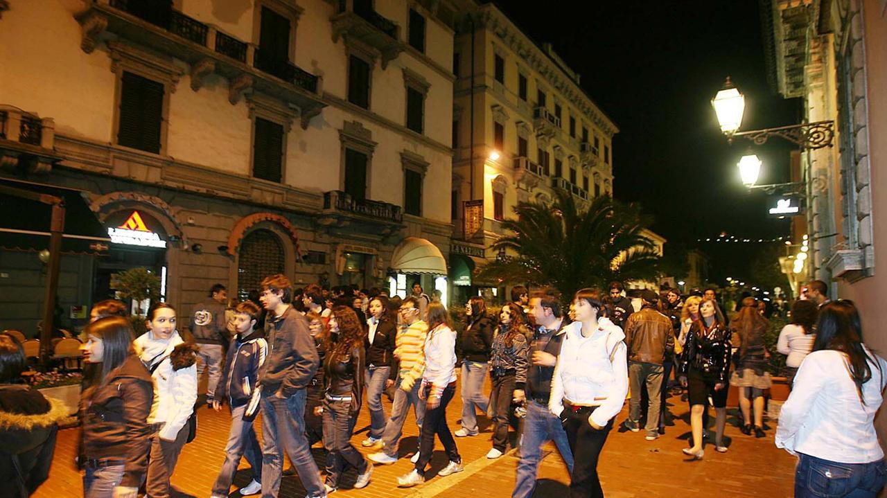 Studenti in gita a passeggio nel centro di Montecatini (Foto d'archivio)
