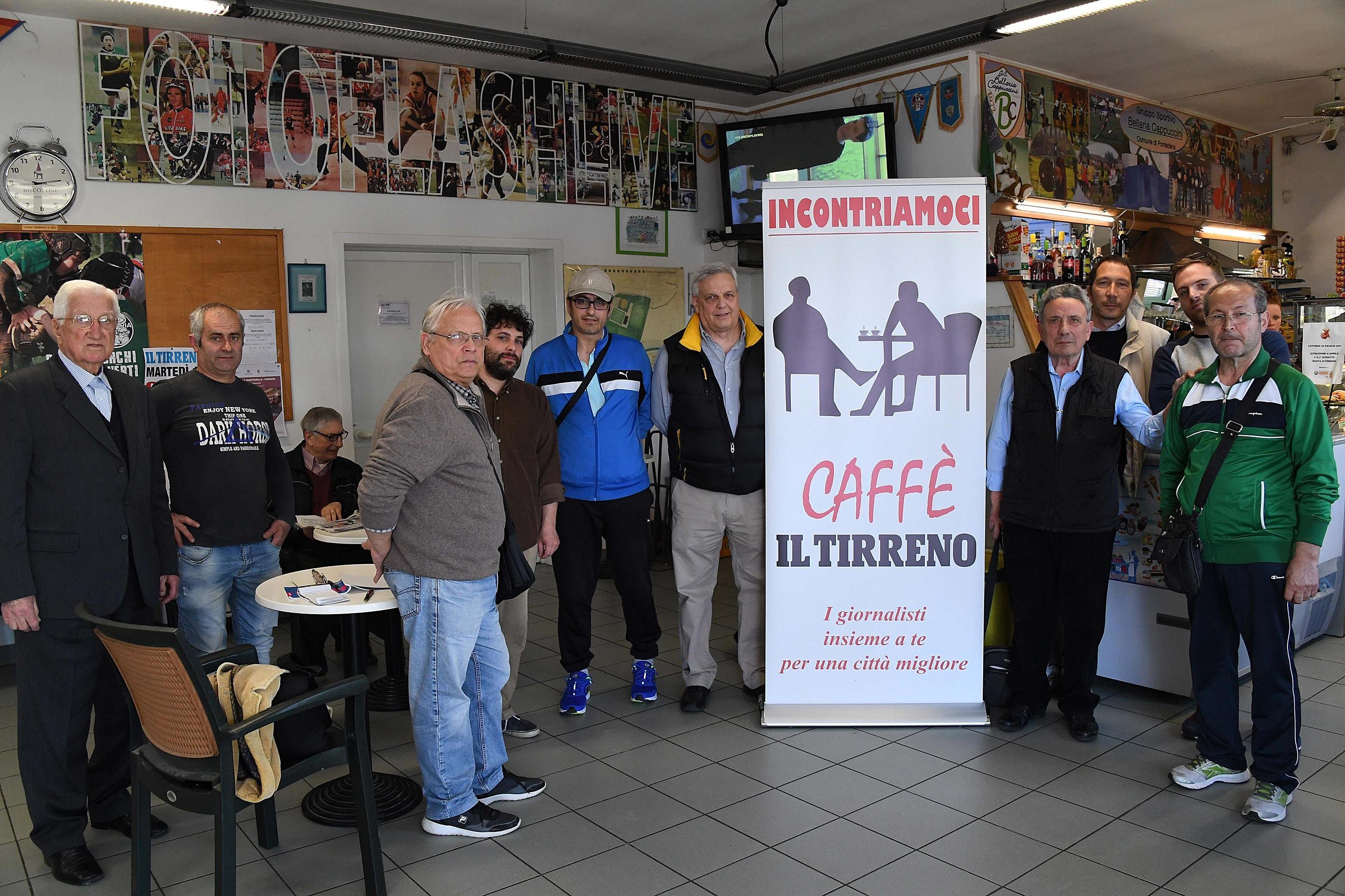 Foto di gruppo tra cittadini e giornalisti al bar del centro sportivo Bellaria Cappuccini (Foto Franco Silvi)