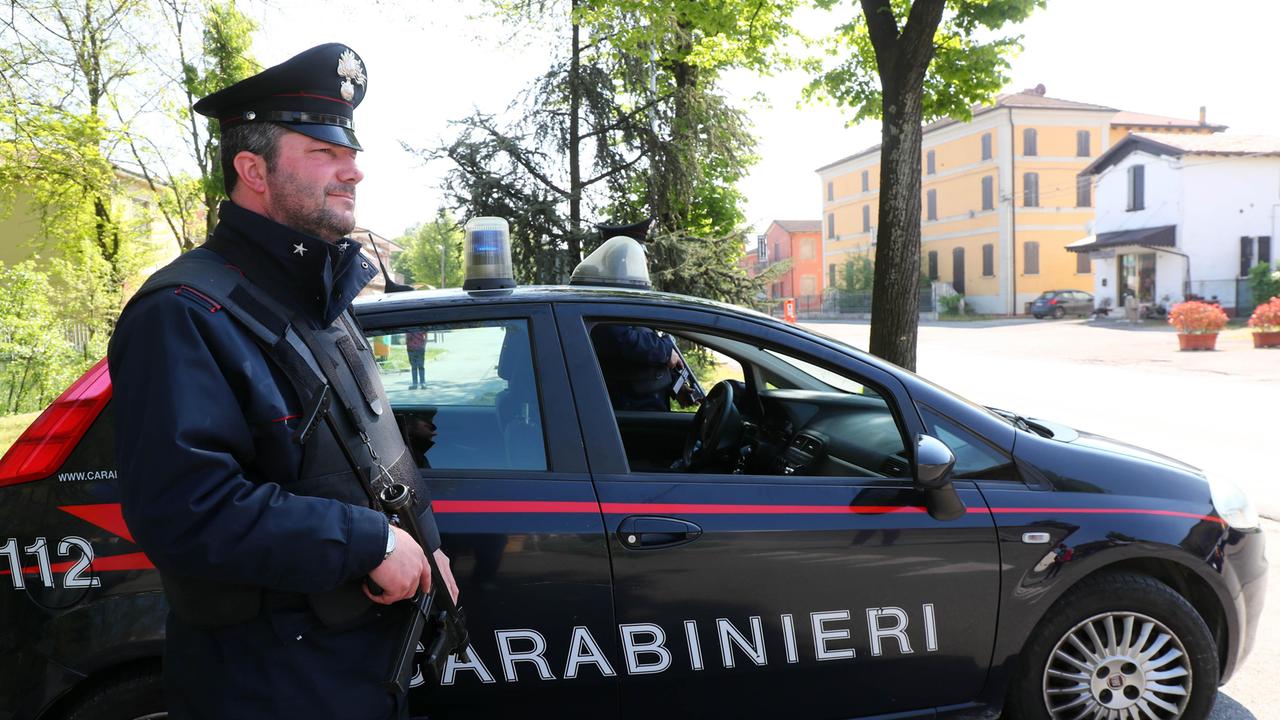 Reggio Emilia, minaccia il barista e aggredisce i carabinieri