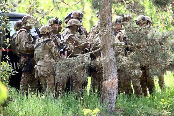 Le ricerche dei militari nelle campagne
