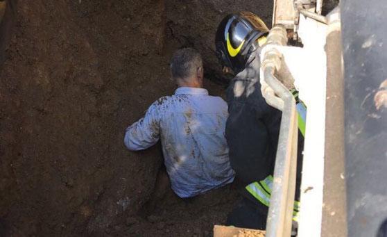Frana travolge operaio: estratto vivo dalle macerie