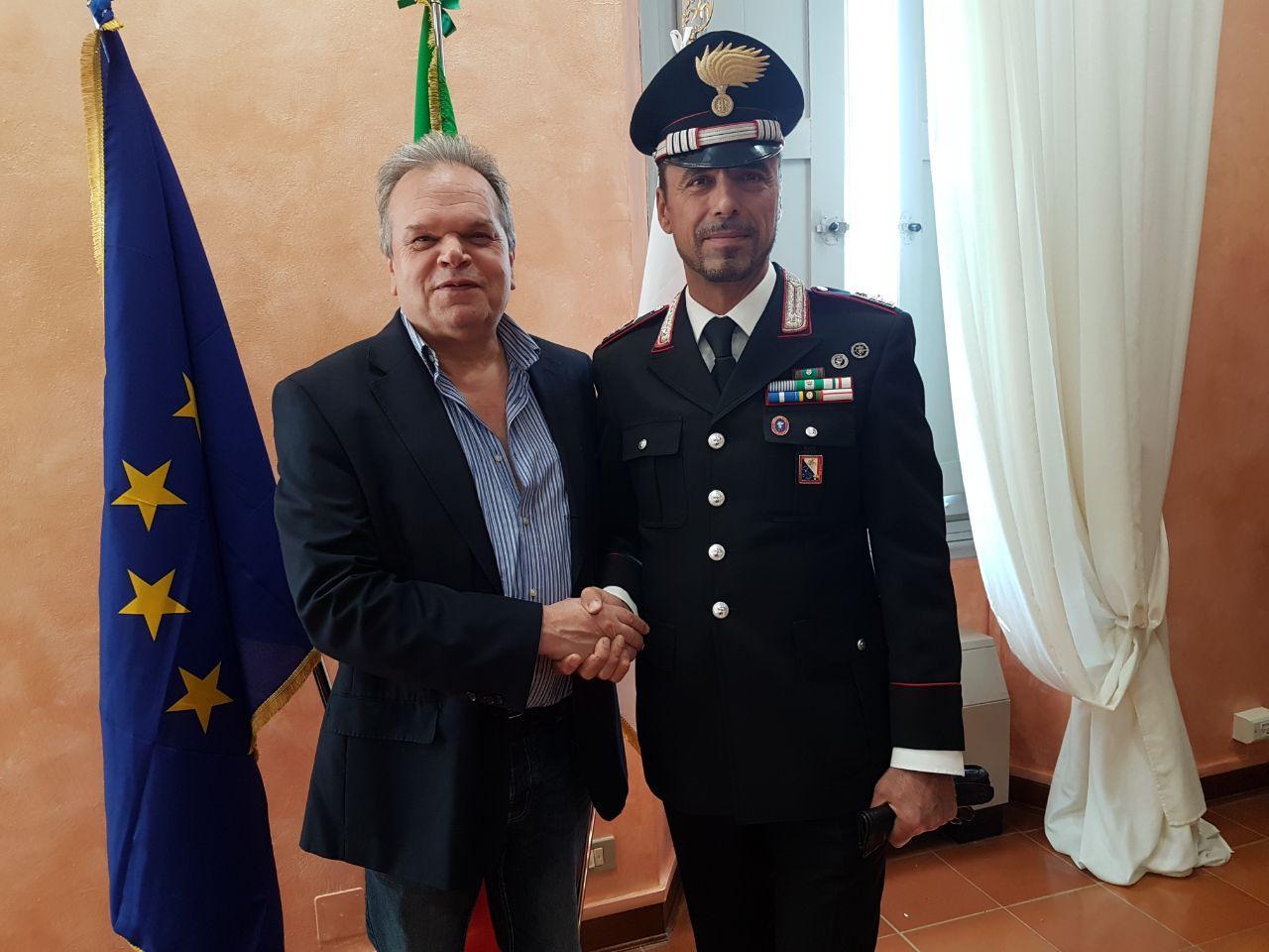 Il sindaco Mauro Lorenzini insieme al nuovo comandante della Tenenza di Montemurlo Quintino Preite
