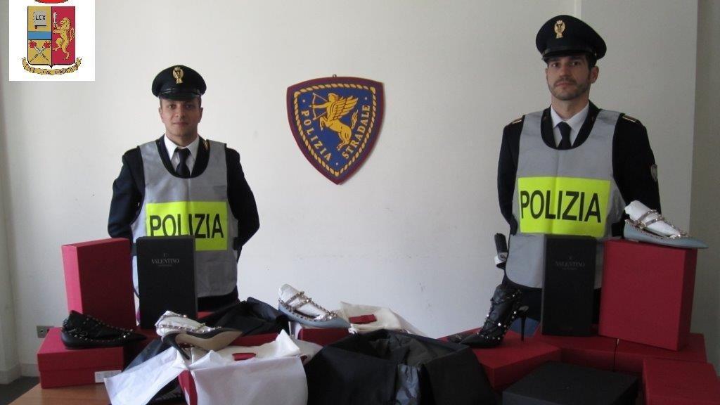 Gli agenti della Polstrada con le preziose scarpe ritrovate