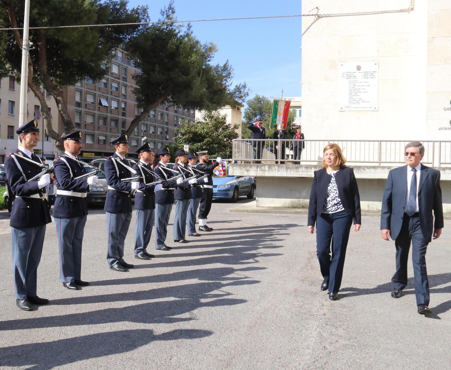 La prefetta Manzone e il questore D’Anna di fronte agli agenti schierati (Marzi/Pentafoto)