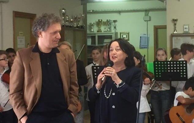 Star della musica torna a visitare la sua scuola 
