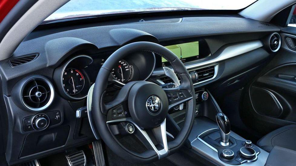 Stelvio, la forza di design e motori