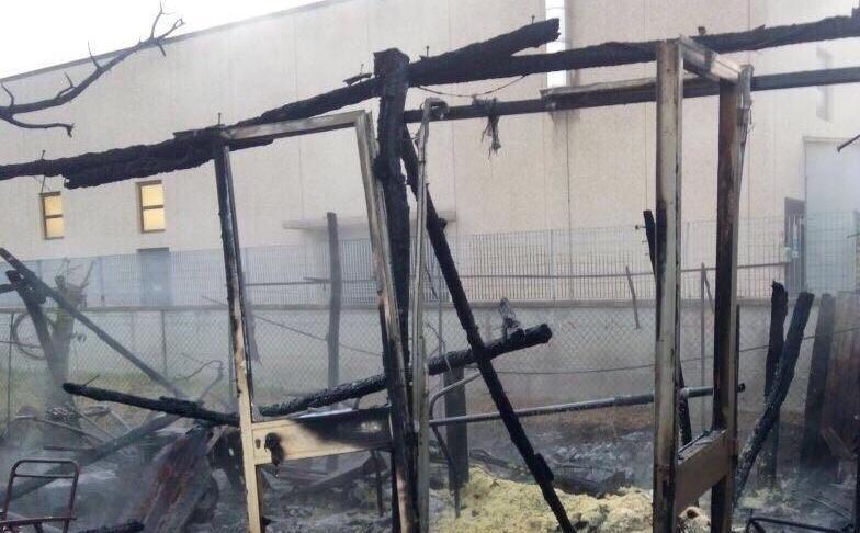 Incendio distrugge una baracca