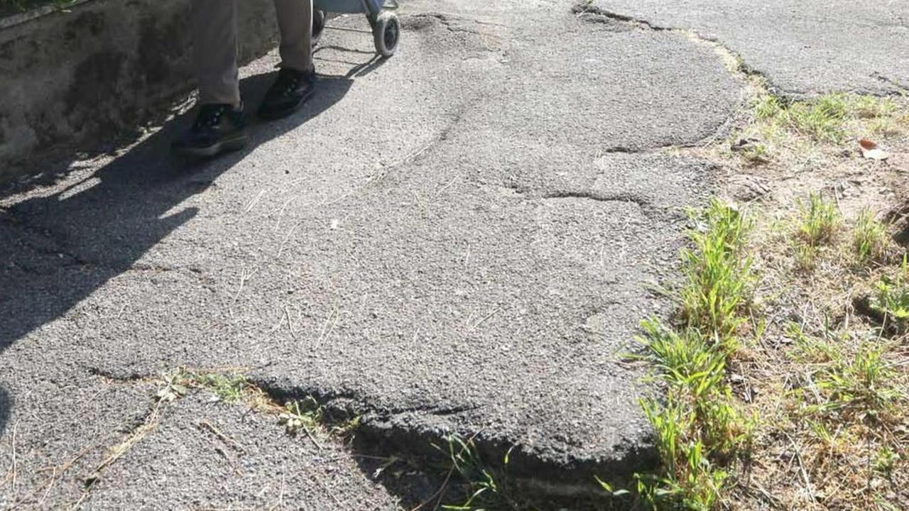 Quei marciapiedi dissestati di via Landi