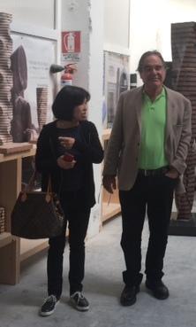 Oliver Stone visita fonderie e laboratori artistici