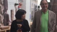 Oliver Stone visita fonderie e laboratori artistici