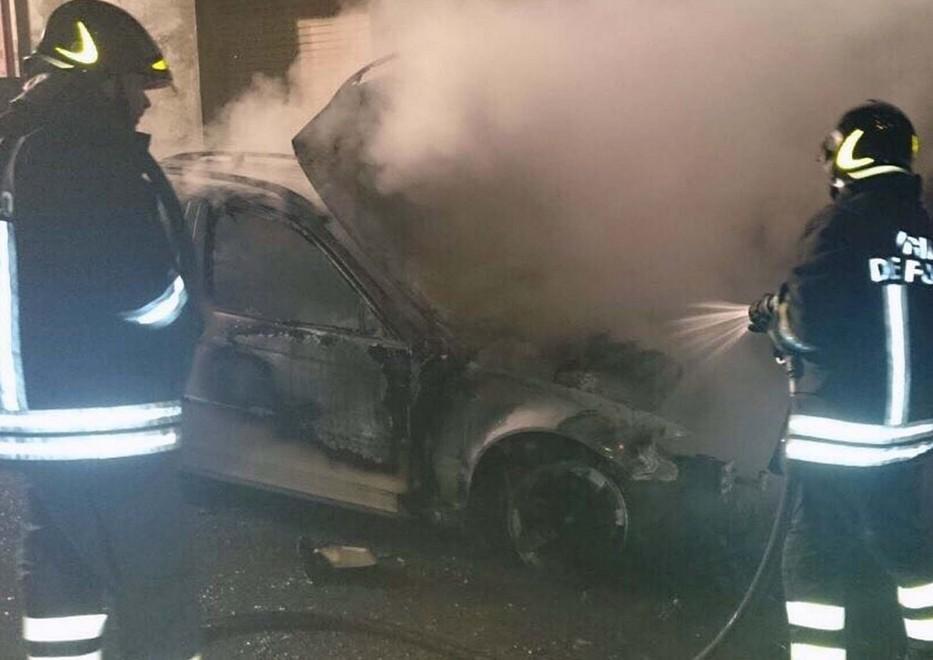Auto in fiamme: forse un corto circuito