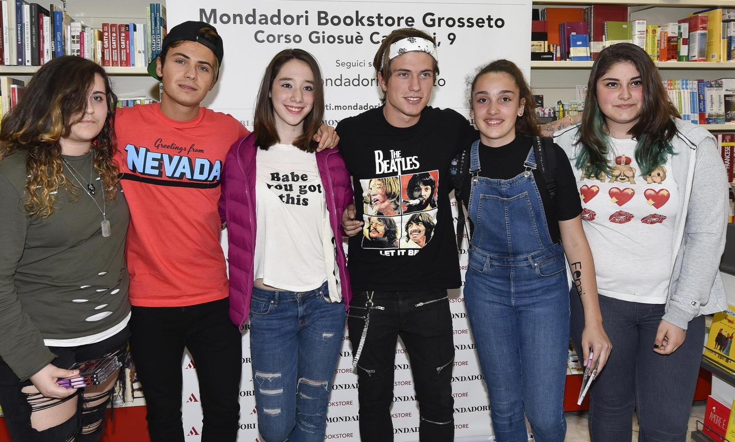 Una folla in adorazione di Benji e Fede 