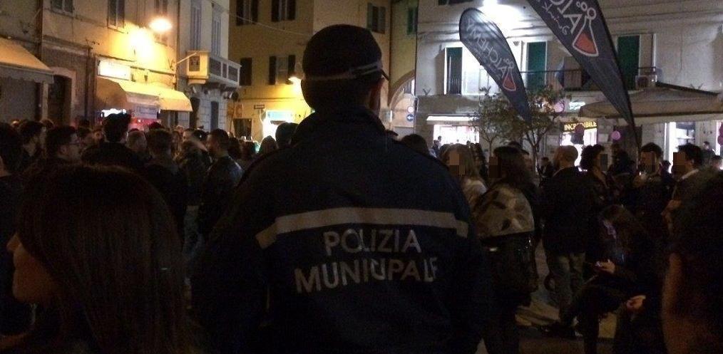 Entrano nel locale armati di coltello e chiedono del cibo 