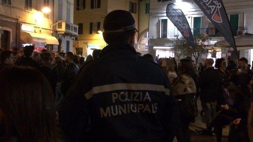 Entrano nel locale armati di coltello e chiedono del cibo