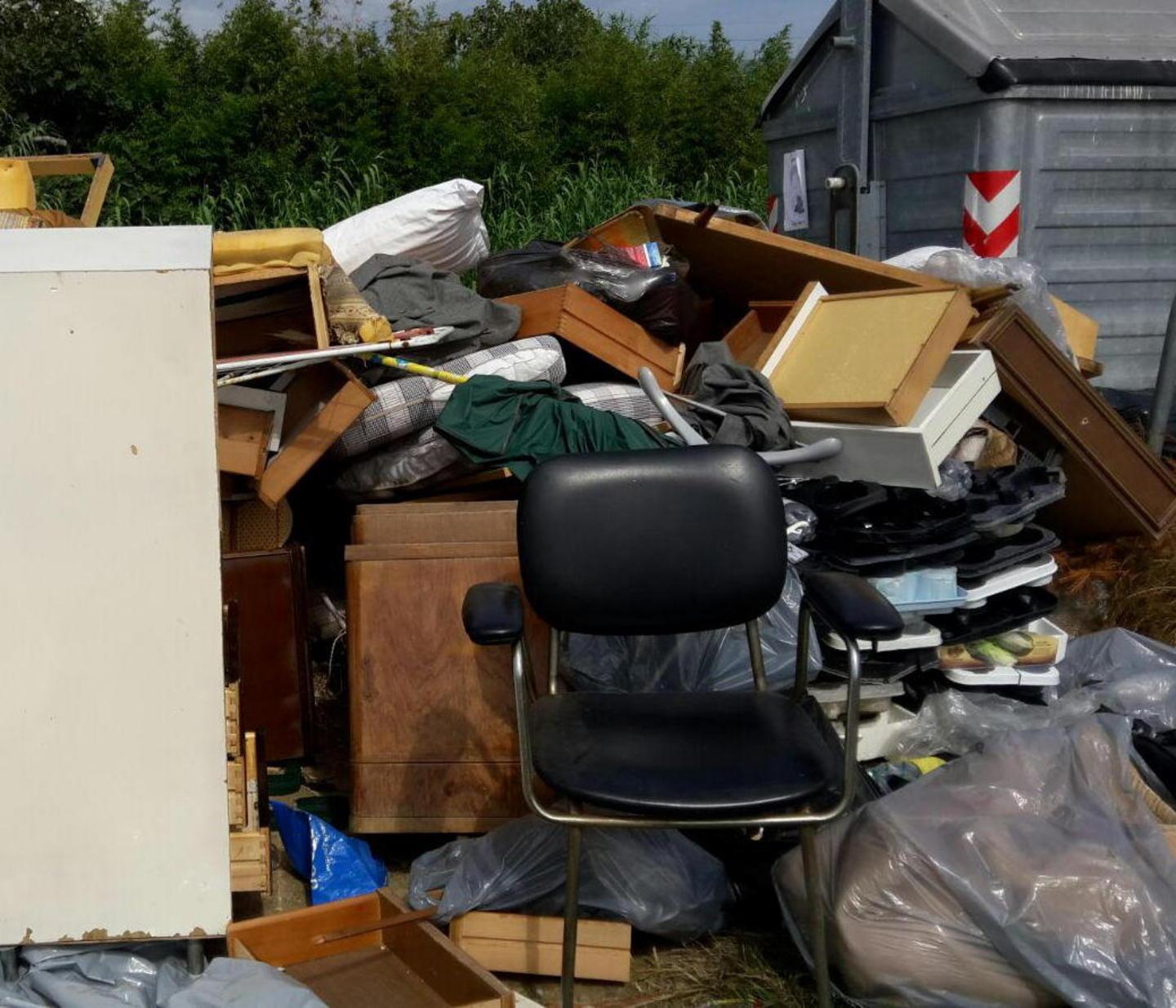Discariche a cielo aperto, allarme in via Resistenza 