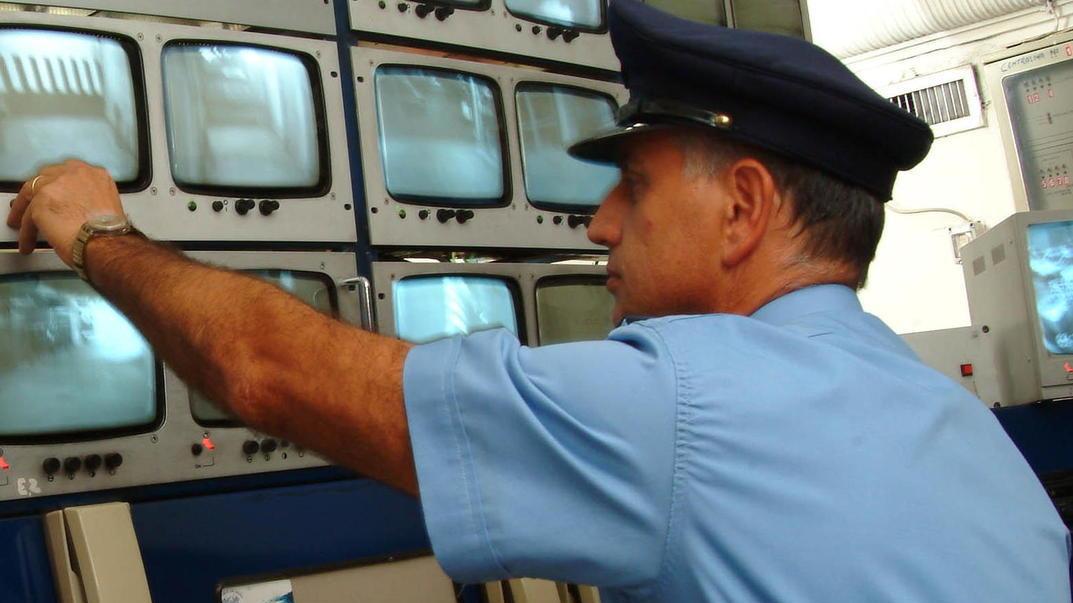 Premio presenza in busta paga ai vigilantes apuani