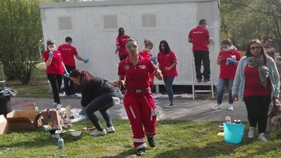 Ripulito dai giovani della Cri il parco sporcato dai vandali