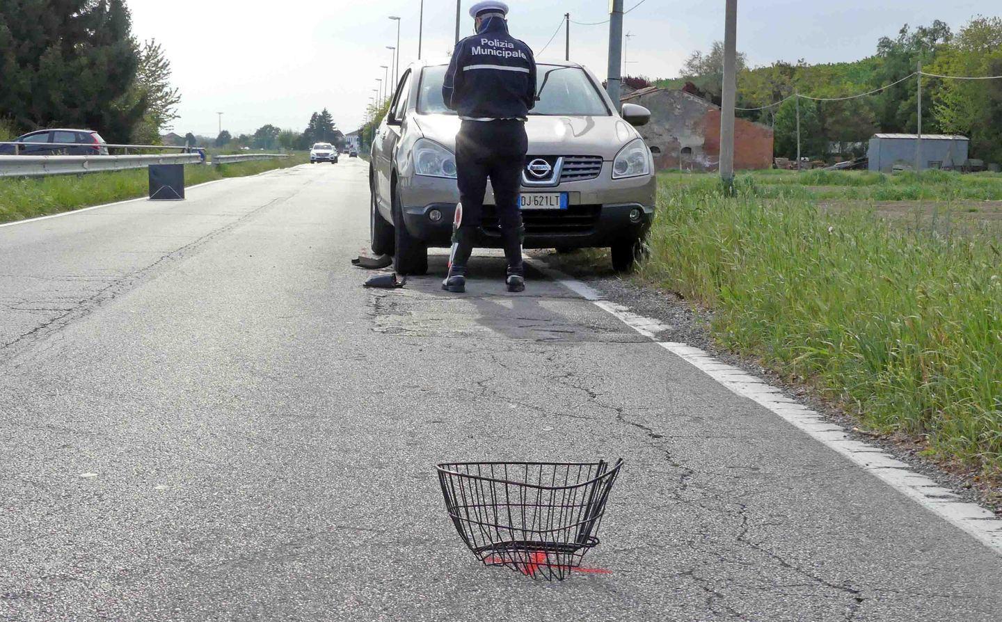 Ragazza urtata da un’auto cade dalla bicicletta