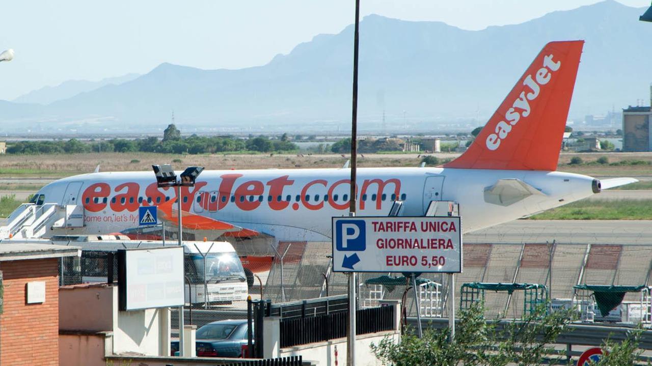 Trasporti, volo in overbooking e tensione a bordo: ristoratore olbiese costretto a scendere dall'aereo