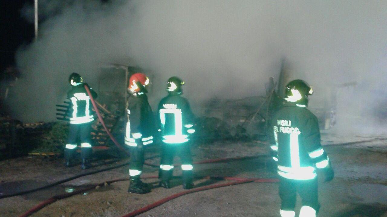I vigili del fuoco domano l'ncendio nel distributore di carburante della 554 (foto Rosas)