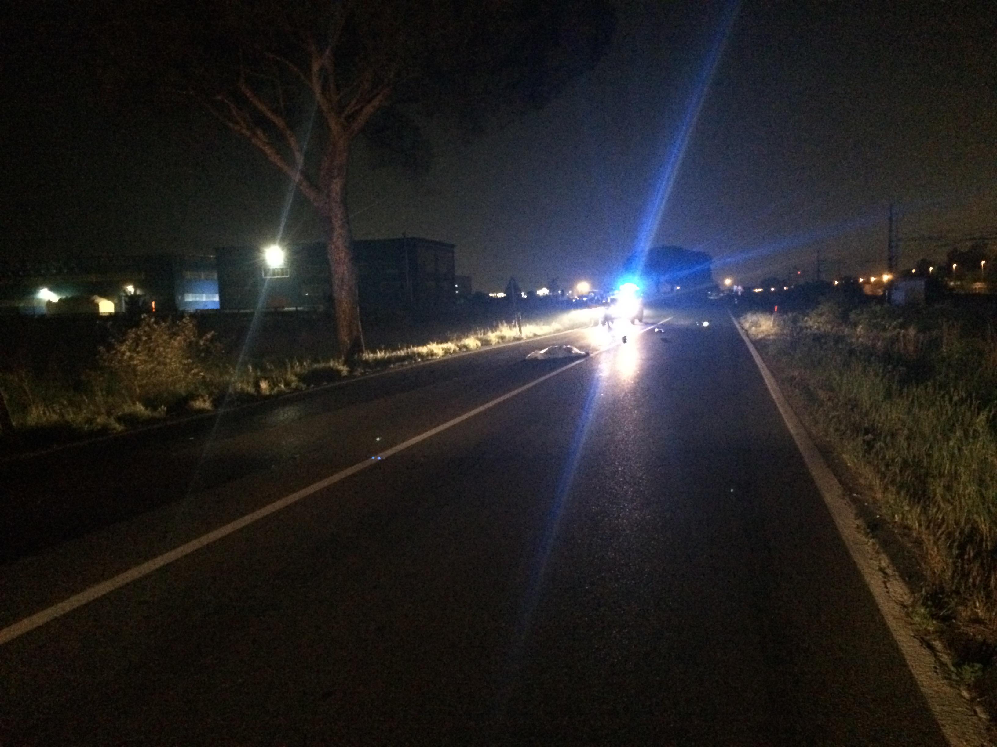 L'Aurelia chiusa in entrambe in direzioni e, coperto da un telo bianco, il corpo della vittima