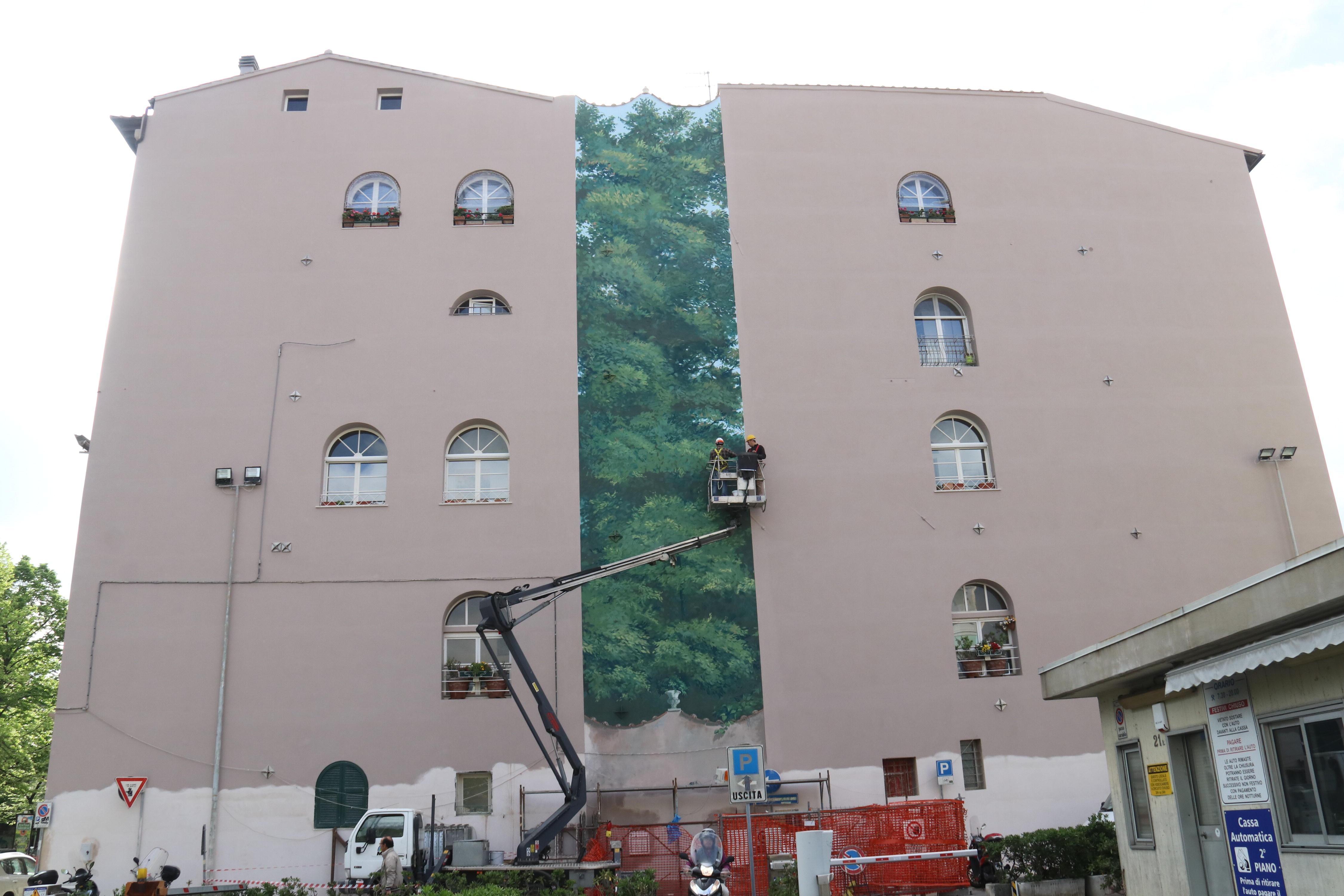 Piazza della Vittoria e il suo murale gigante: ecco le immagini