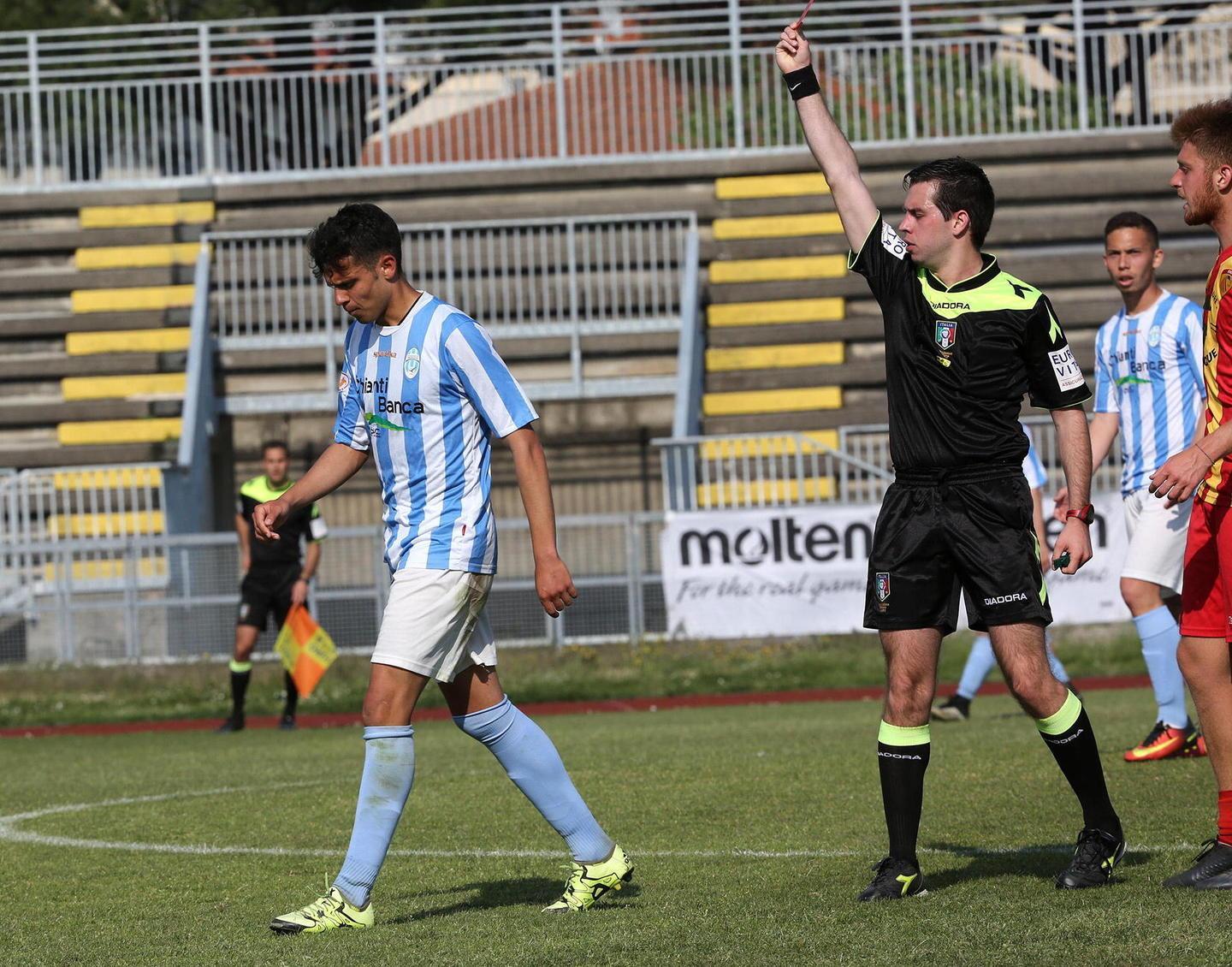 Michelotti espulso, lascia il terreno di gioco (Foto Nucci)