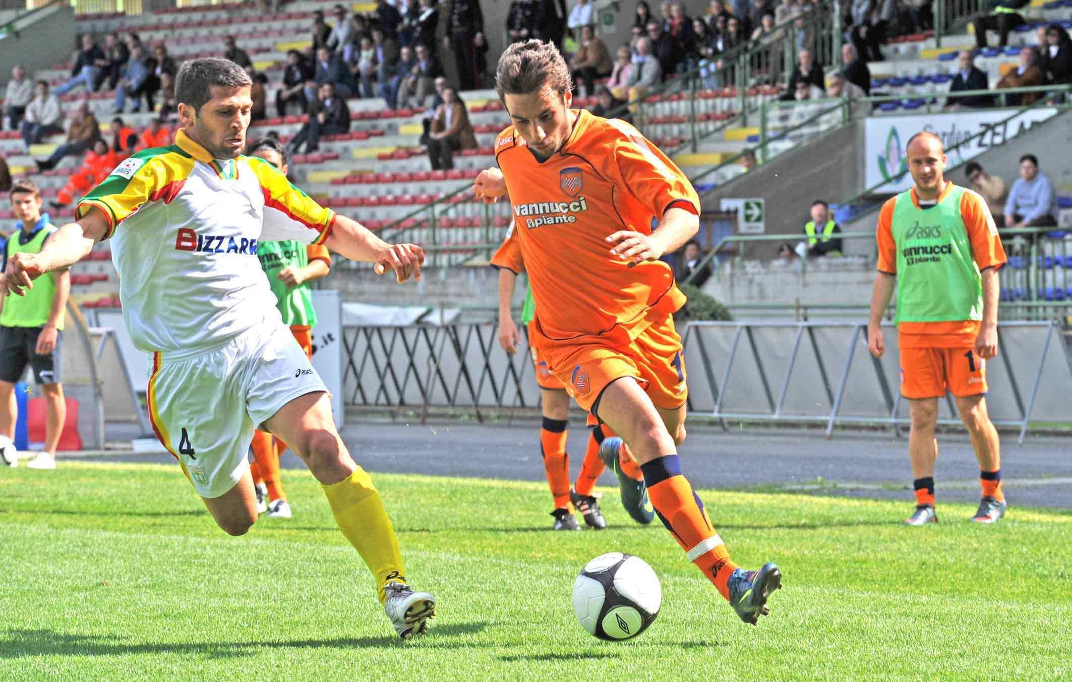 Bellazzini in azione con la maglia della Pistoiese
