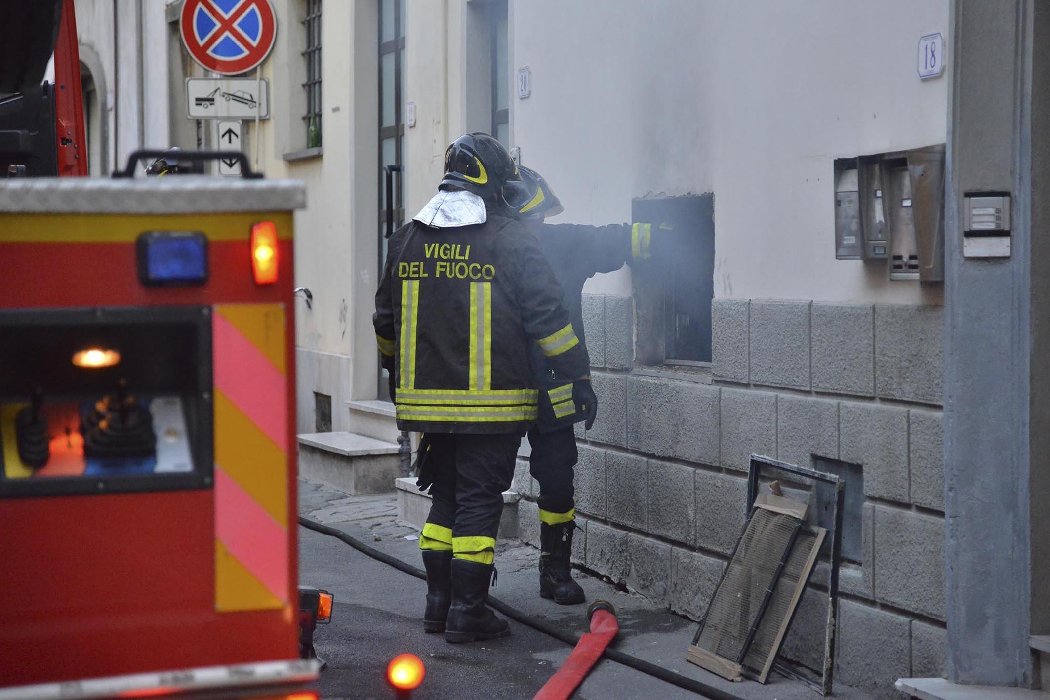 Un intervento dei vigili del fuoco per una canna fumaria in fiamme (foto d'archivio)
