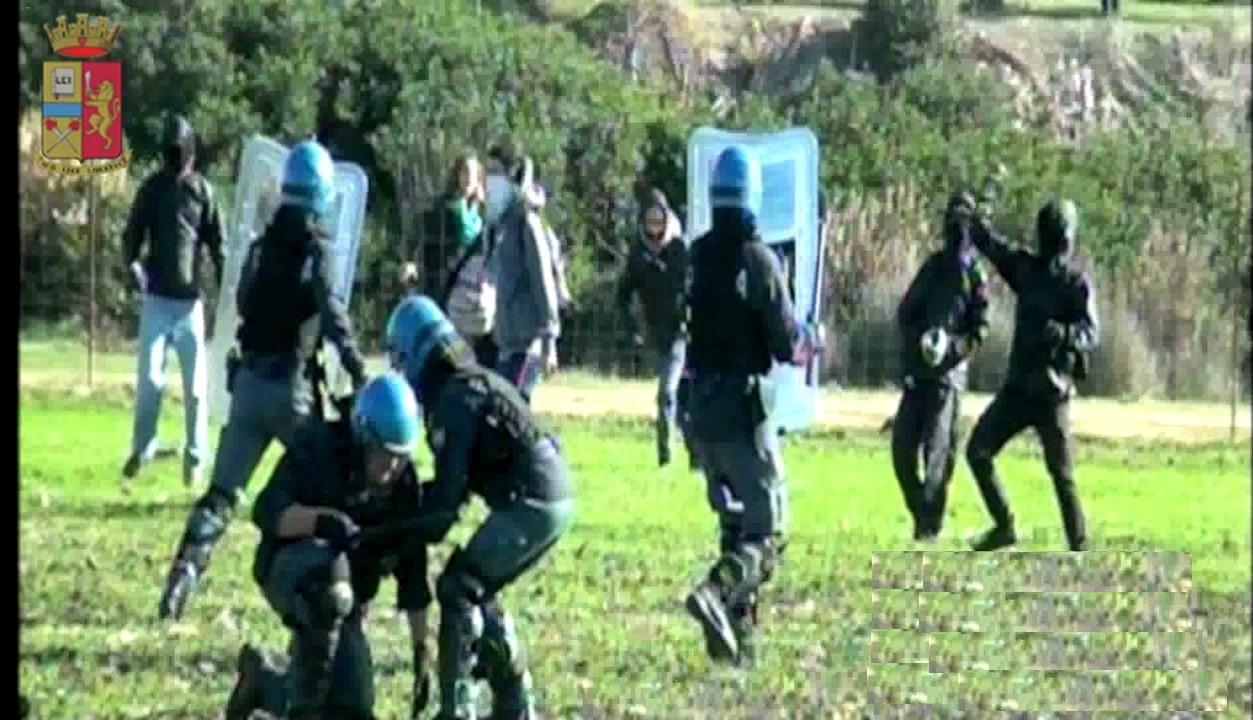 Gli scontri tra antimilitaristi e polizia