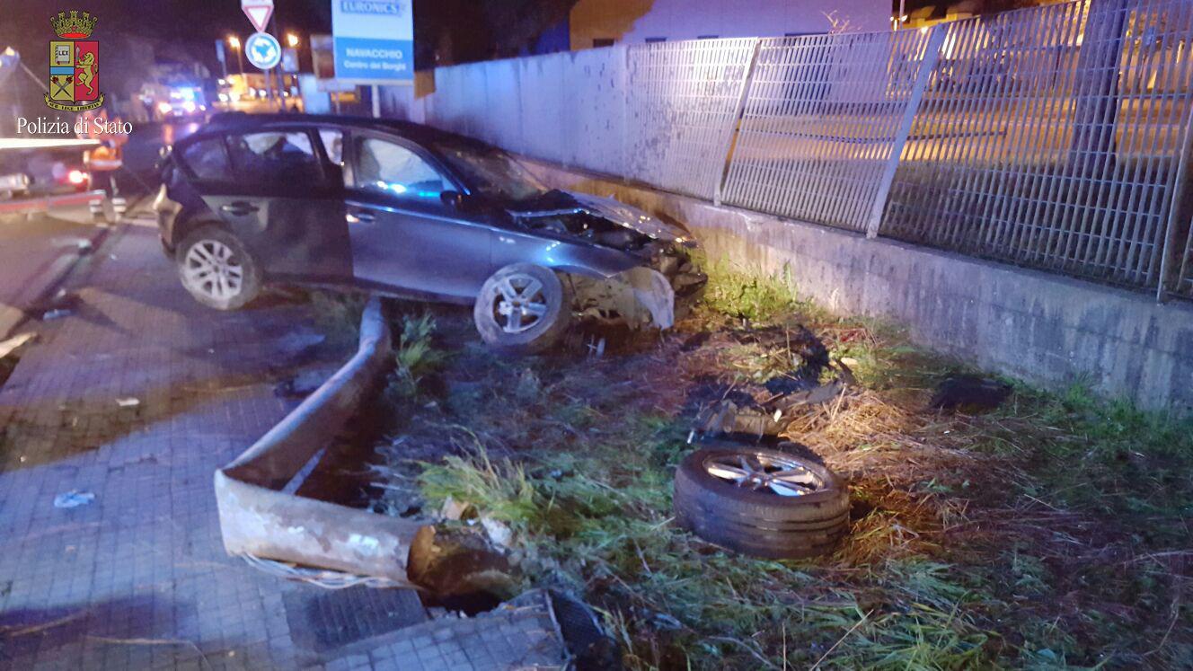 L'auto contro il muro dopo la fuga alla polizia