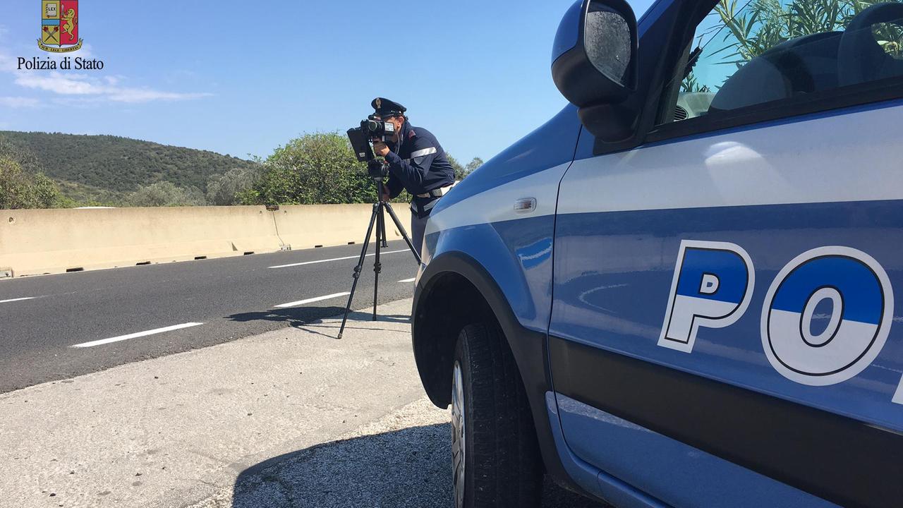 Controlli della polizia stradale sull'Aurelia (foto polizia stradale)