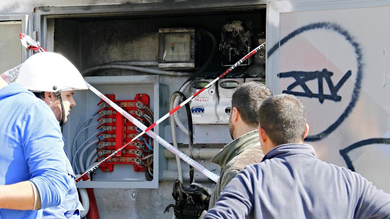 Esplode il quadro elettrico dell'autolavaggio: tecnico ustionato