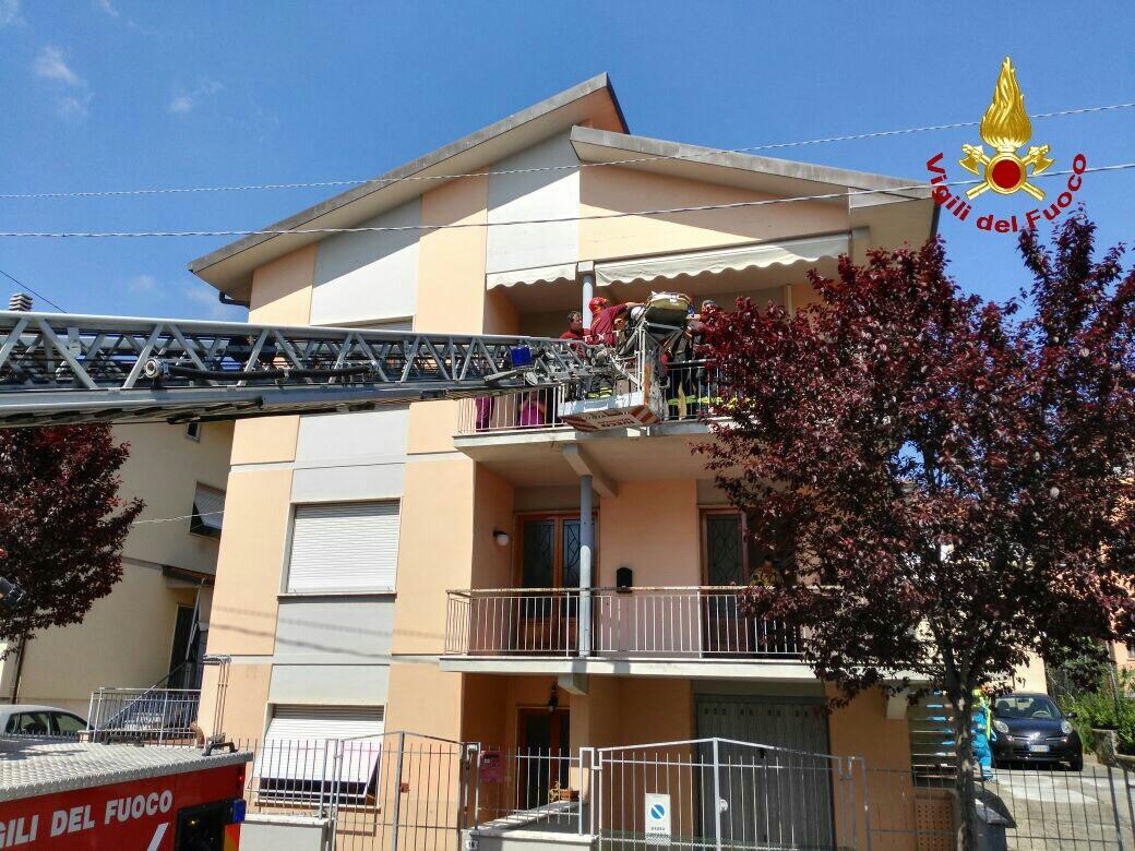 Un momento dei soccorsi dei vigili del fuoco di Pistoia