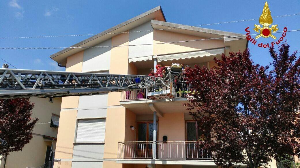 Un momento dei soccorsi dei vigili del fuoco di Pistoia